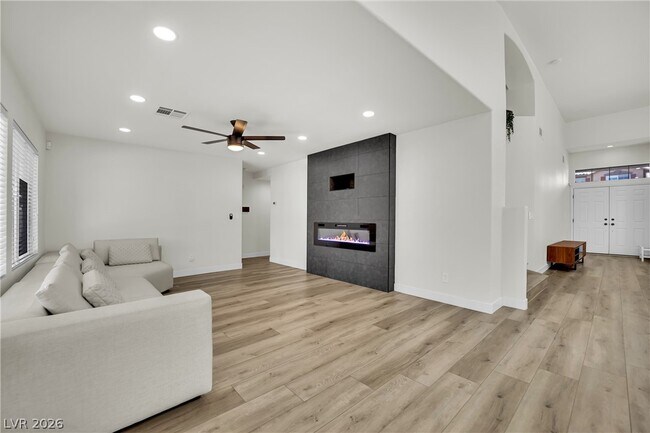 Building Photo - 2560 Sundew Ave
