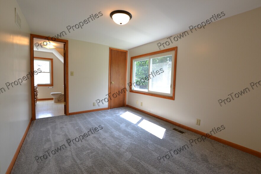 Building Photo - 211 Anderson Ave