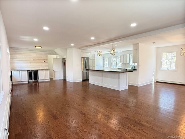 Building Photo - 18 Bayles Ave