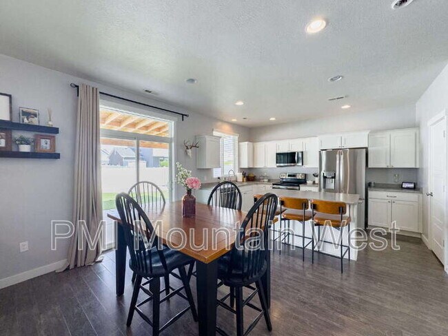 Building Photo - 3565 Water Lilly Ln