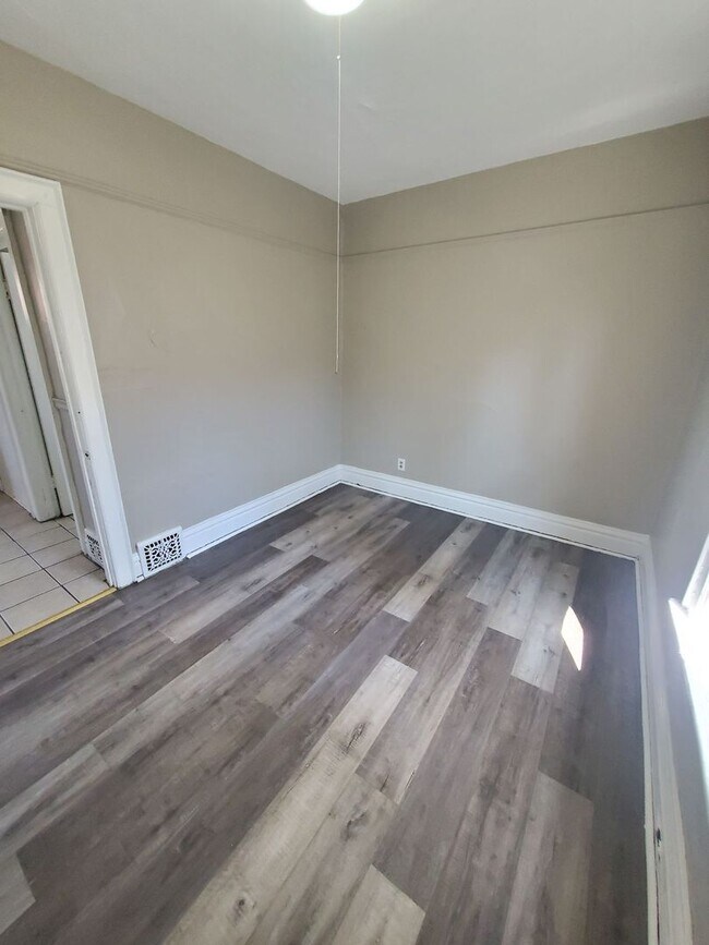 Building Photo - 600-602 S. 28th St. - Duplex
