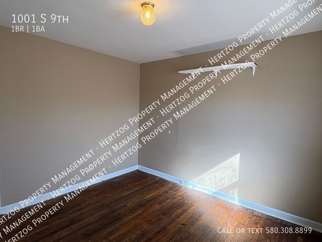 Building Photo - 1001 S 9th-