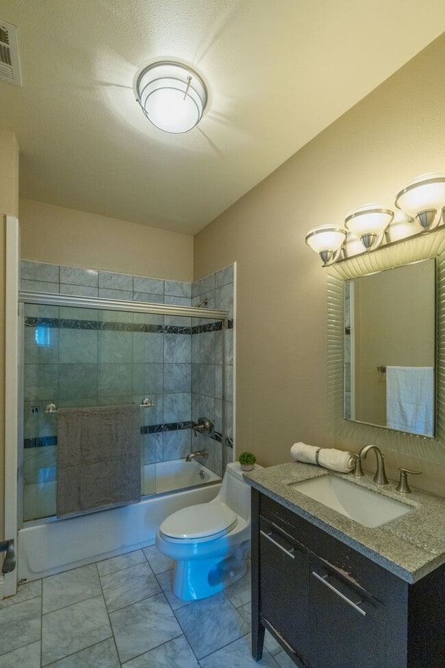 Building Photo - 1410 Encino Ave