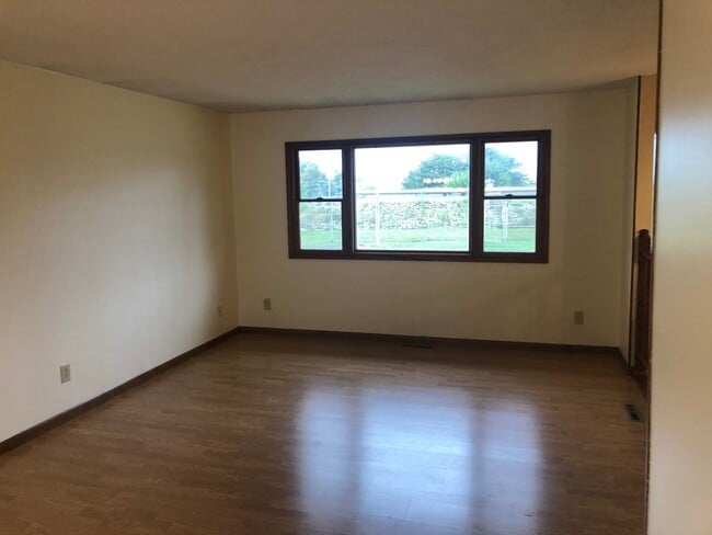 Building Photo - Beautiful Spacious Home