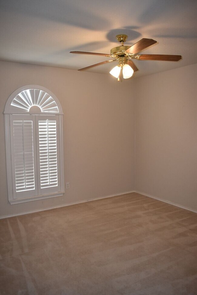 Building Photo - 4bd/2ba house close to shopping and Ft. Hood!