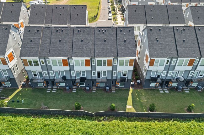 Building Photo - Like New Townhome Ready for Immediate Move-In!!! Bryant Park in West End