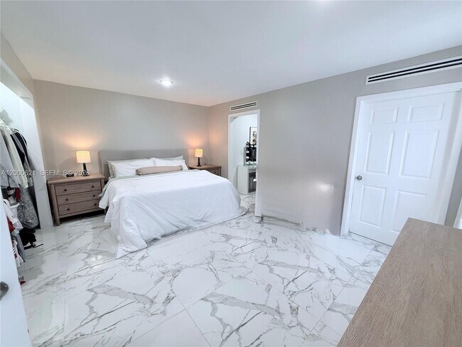 Building Photo - 11020 SW 42nd Terrace