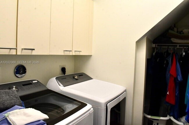Building Photo - 5273 SW 158th Ave