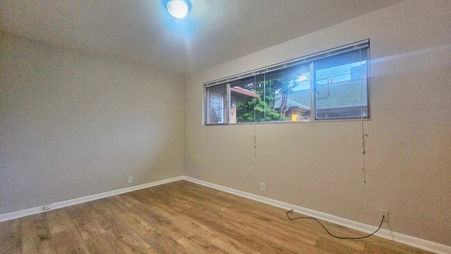 Building Photo - Charming 2 Bedroom 1 bath Brick Duplex in Rainier Ave S.