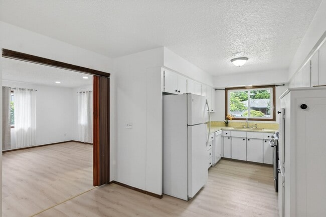 Building Photo - Refreshed 3 Bedroom Ranch In NE Portland