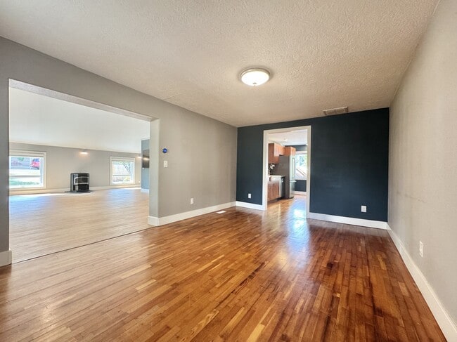 Building Photo - 6543 SE Borwick St