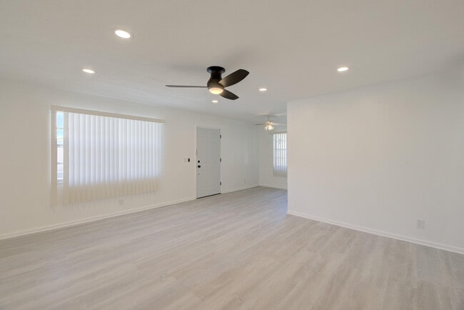 Building Photo - 473 Burgundy N