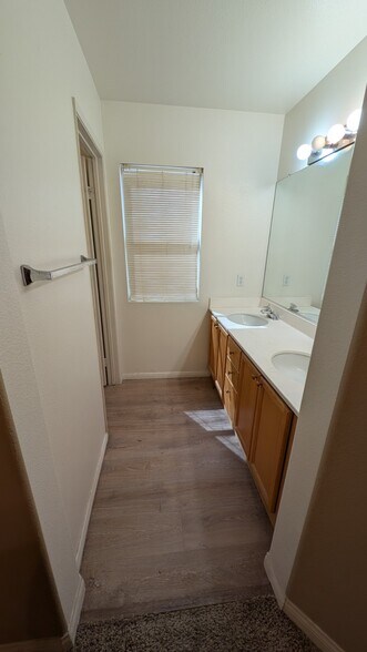 Master Bedroom Bath w/Double Sink - 5621 Grand Prix Ct