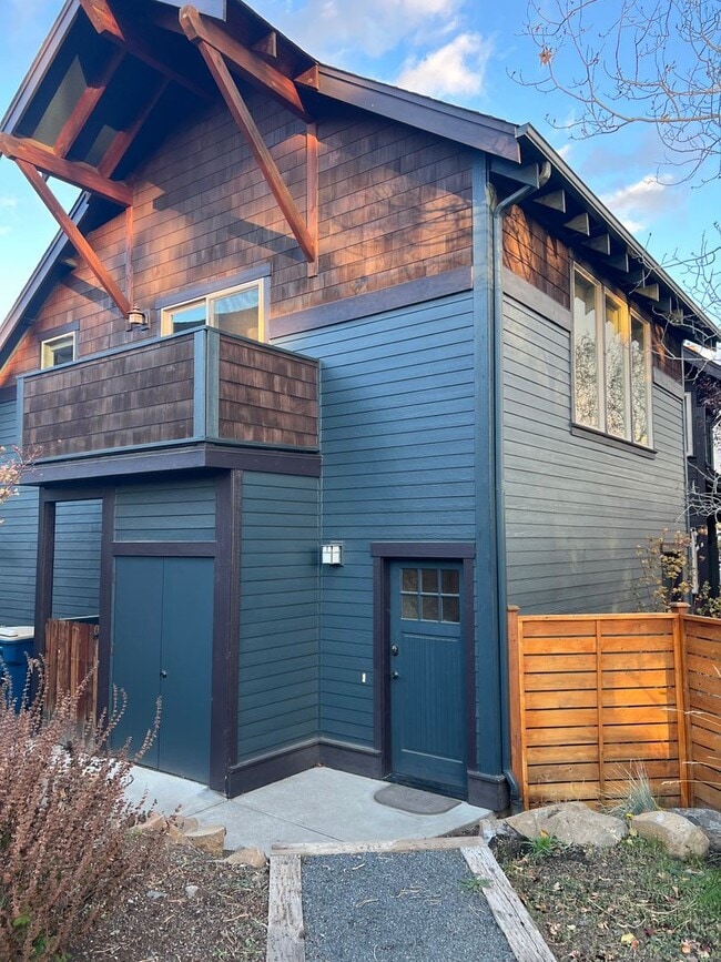 Primary Photo - Studio on Awbrey Butte with Great Views