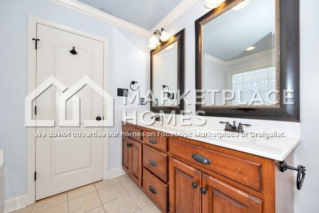Building Photo - 1015 Ashenbury Park