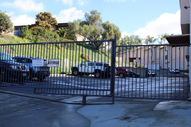 Building Photo - $2,900 - 2 Bed 2 Bath Condo in Oceanside Near Beach!