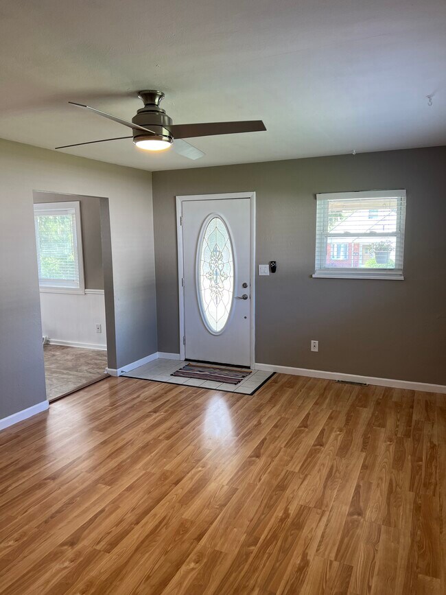 Building Photo - 1122 Sharon Ave