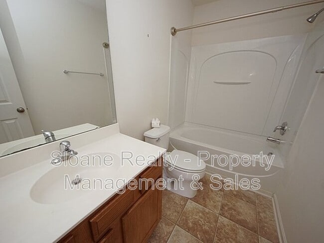 Building Photo - 572 Truman Dr
