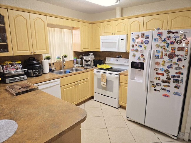 Building Photo - 2652 SW 31st Ct