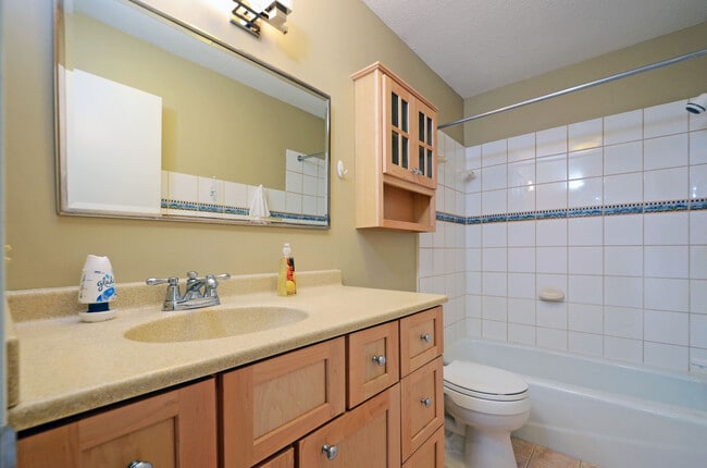 Building Photo - Wonderful 3 Bed 2 Bath Townhome in Little Canada