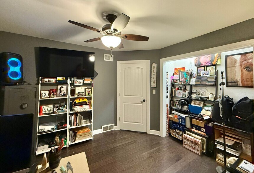 Building Photo - S80W19060 Janesville Rd