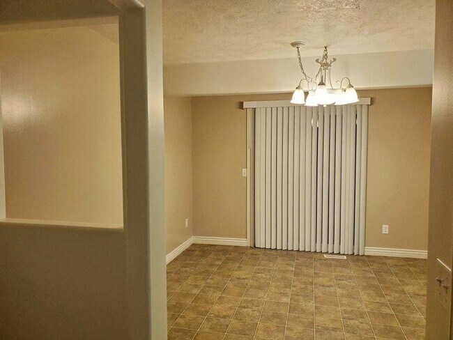 Building Photo - 2-3 Bd 2.5 Bath Townhome in Draper