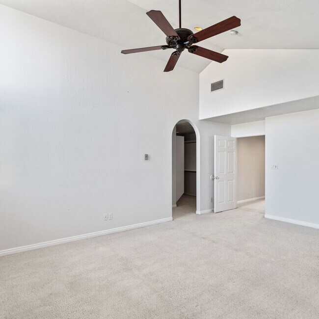 Building Photo - Large Murray 4 Bedroom Home