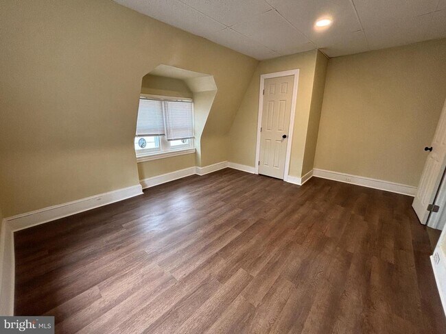 Building Photo - 130 E 4th St