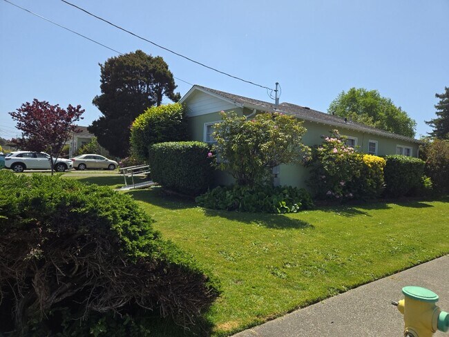 Building Photo - Spacious 4-bedroom family home features ga...