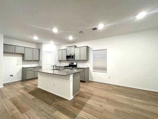 Building Photo - 433 Sebring Cir