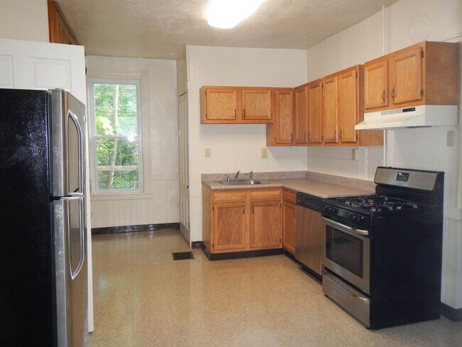 Building Photo - AVAILABLE 6/1/2026 Beautiful First Floor A...