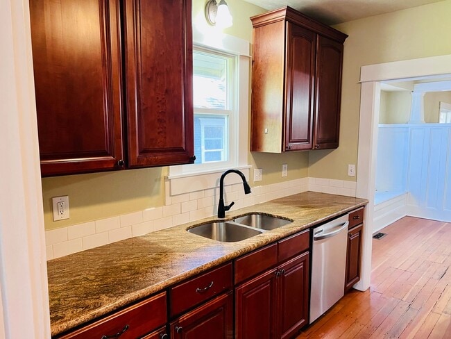 Building Photo - Craftsman Beauty Tucked into Mt.Scott-Arleta