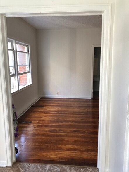 Building Photo - 545 S Hobart Blvd