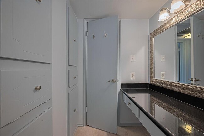 Building Photo - 359 N Post Oak Ln