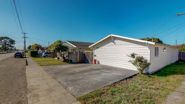 Building Photo - 293 G St