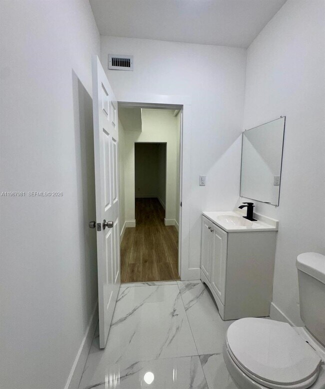 Building Photo - 842 Himmarshee St