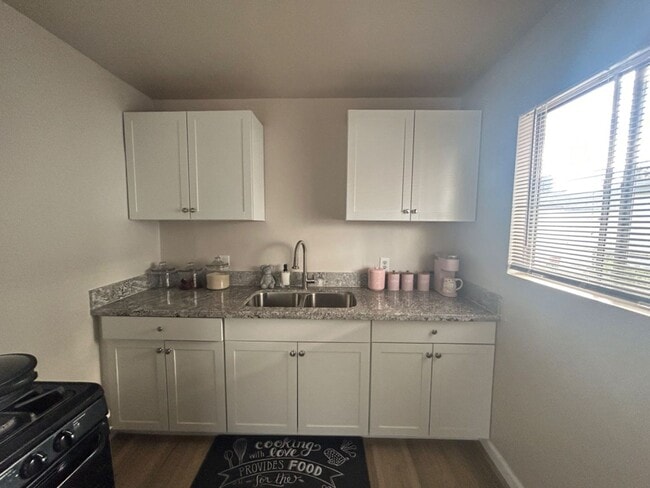 Building Photo - Enjoy this single family home with 3 bedrooms and 1 bathroom near downtown Bakersfield - COMING S...