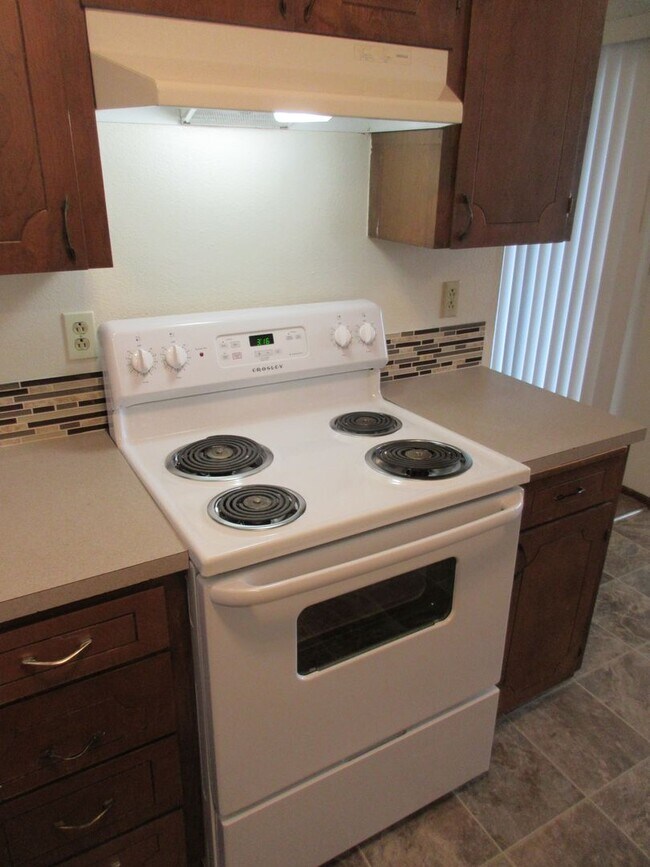 Building Photo - Two Bedroom Apartment Close to Downtown