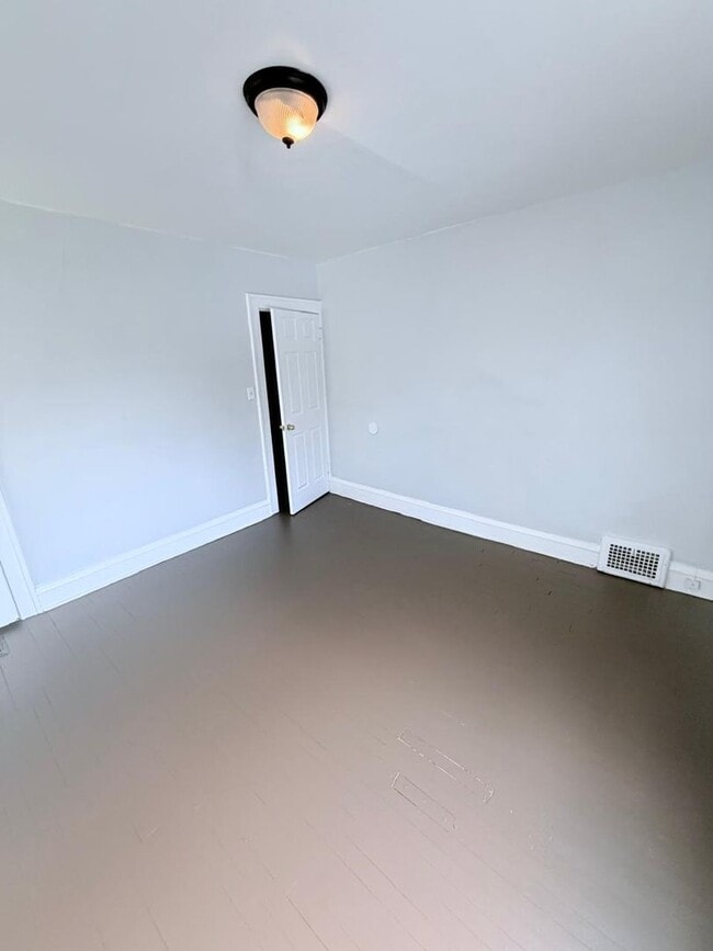 Building Photo - Spacious 4-Bedroom Single-Family Home with 2-Car Garage in Cleveland Heights