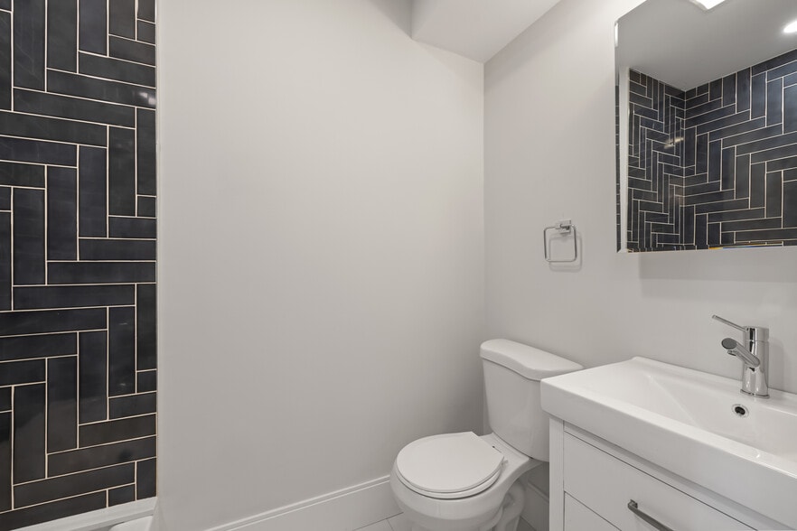 Building Photo - 22 Paris St