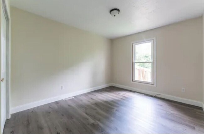 Building Photo - PRELEASING FOR MAY 2026!! Gorgeous 2 bedroom 2 Bath 2 Car Garage Duplex!!