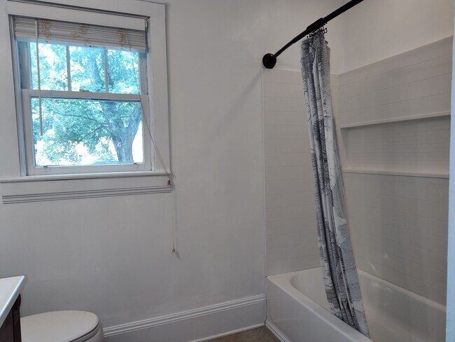 Building Photo - Charming 2-Bedroom, 2-Bath Brick Ranch Home in Midwood!