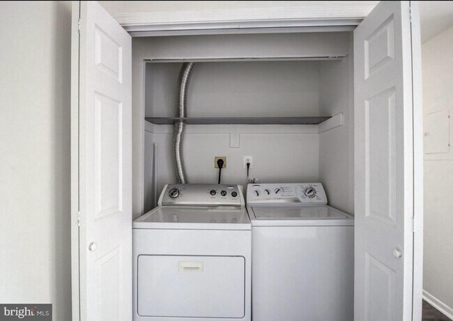 Building Photo - 11051 Camfield Ct