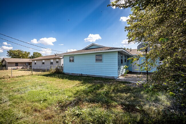 Building Photo - 4659 NW Ozmun Ave