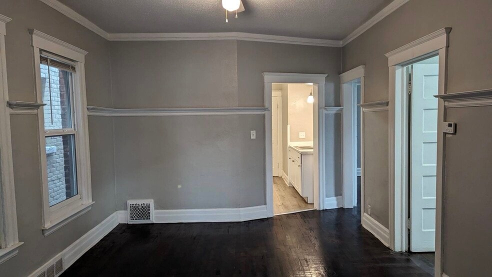 Building Photo - 536 Holbrook St