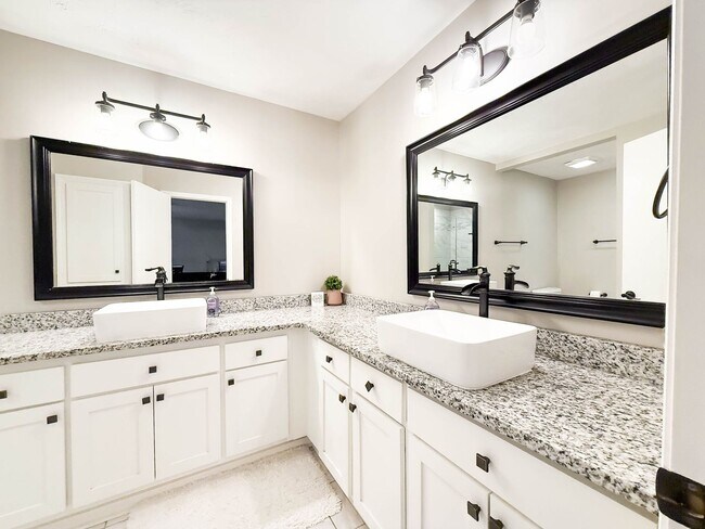 Building Photo - NO APPLICATION FEE FOR 72 HOURS! Spacious Fully-Furnished 5-Bedroom Home | Mid-Term Rental in Gre...