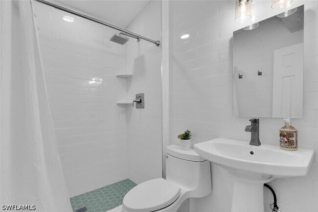 Building Photo - 2048 Holiday Ln