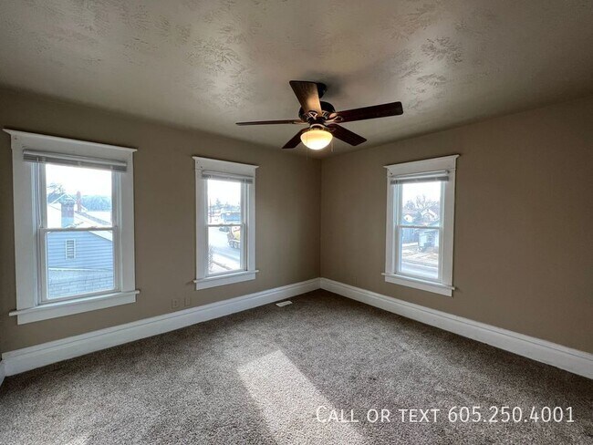 Building Photo - 4 Bedroom 2 Bathroom w/ Single Stall Garag...