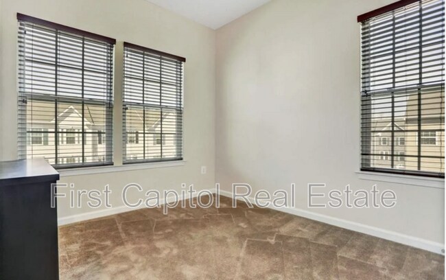 Building Photo - 923 Stonehaven Way