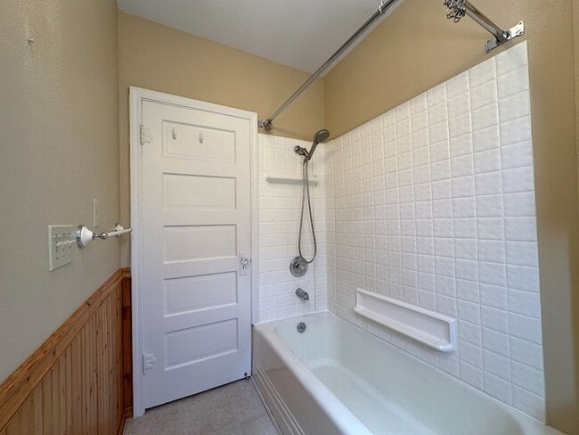 Building Photo - Gorgeous mature home with loads of charm o...